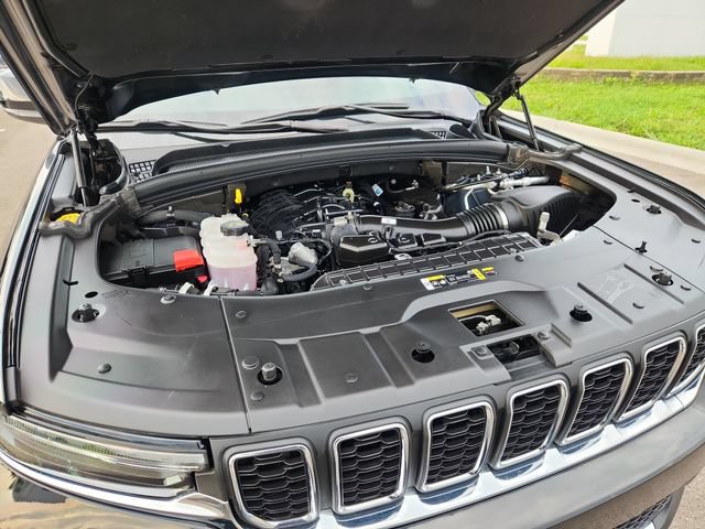 Used 2025 Jeep Grand Cherokee Laredo AWD/4WD image 16