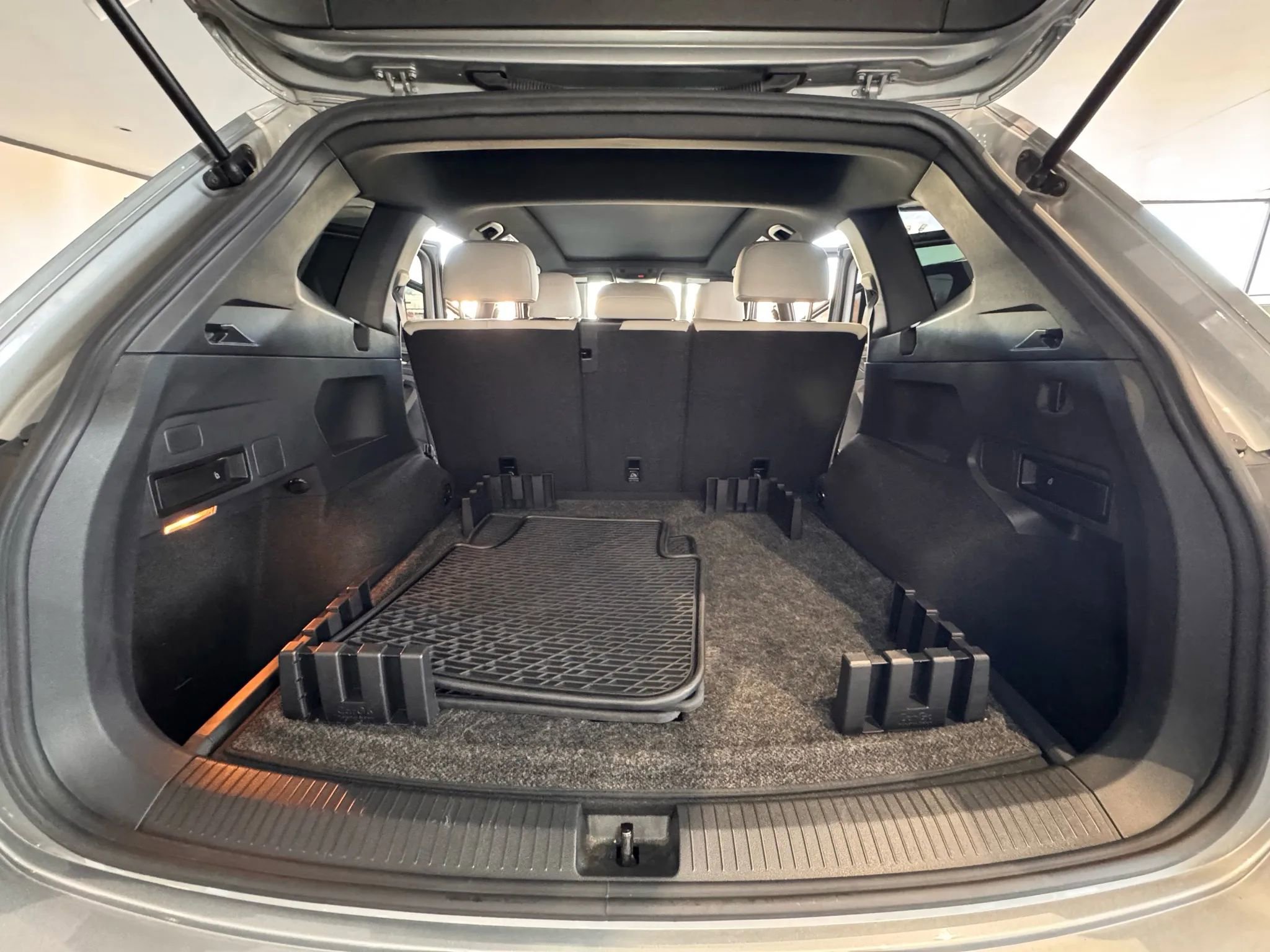 Used 2021 Volkswagen Tiguan SE R-Line AWD/4WD image 35