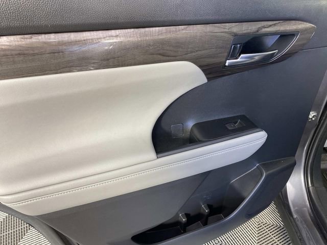 Used 2023 Toyota Highlander Limited image 29