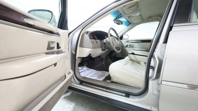 Used 2003 Lincoln Town Car Executive RWD image 9