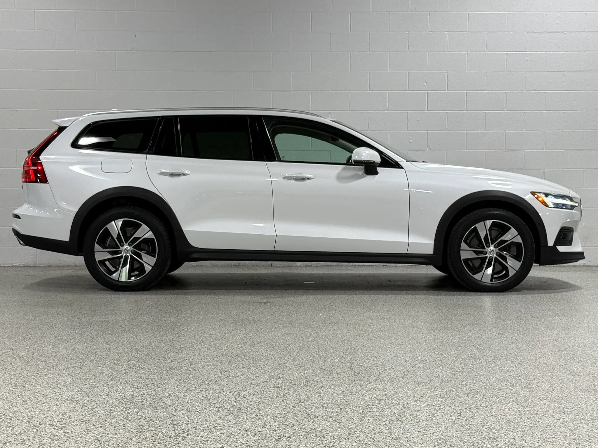 Used 2021 Volvo V60 T5 Cross Country w/ Climate Package AWD/4WD image 5
