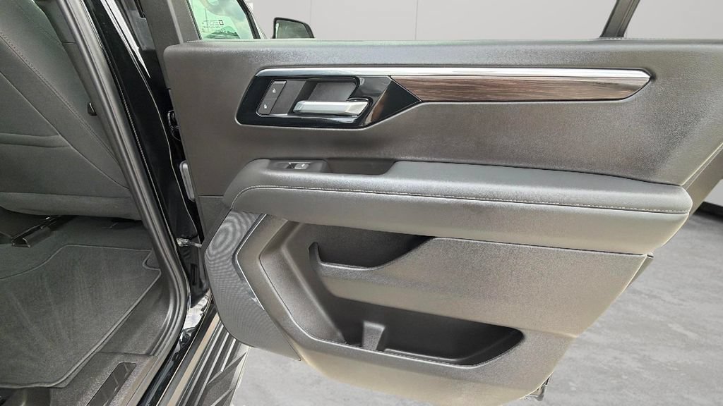 Certified 2025 Chevrolet Suburban LS RWD image 34