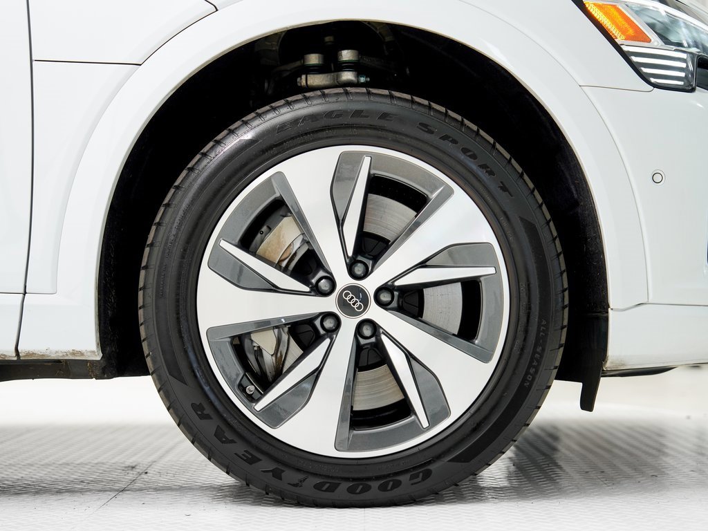 Used 2024 Audi Q8 e-tron Premium Plus image 32