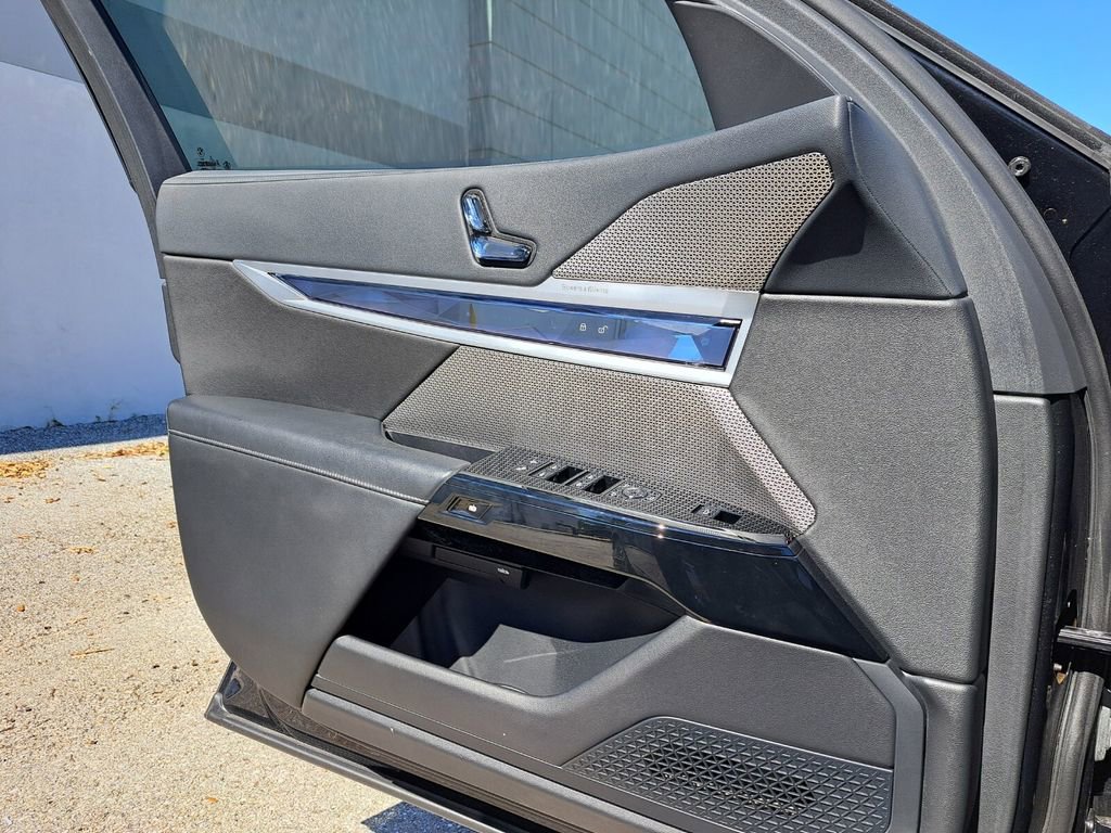 Used 2024 BMW 750e xDrive image 24