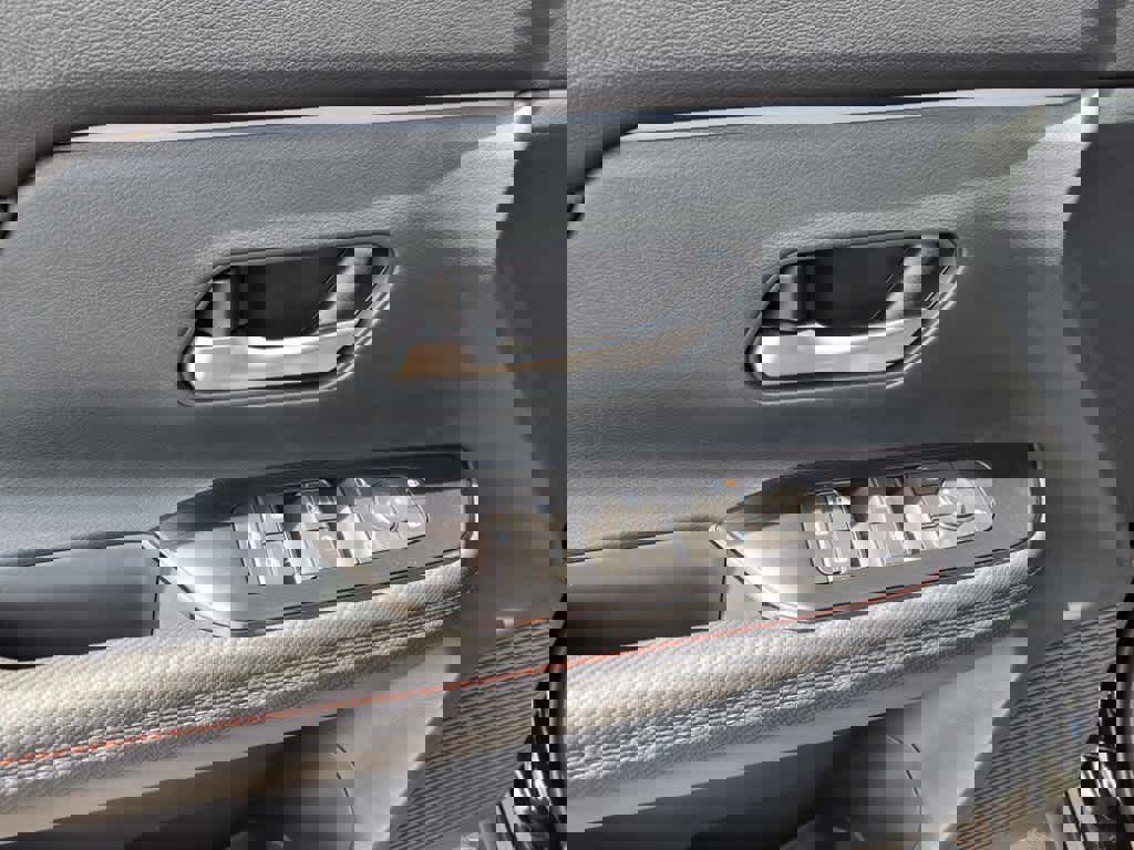 New 2025 Nissan Kicks SR image 11