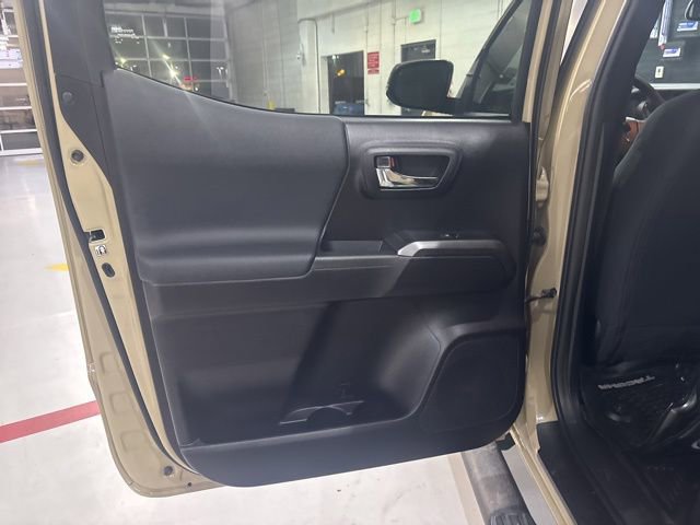 Used 2020 Toyota Tacoma TRD Off-Road w/ Technology Package AWD/4WD image 32