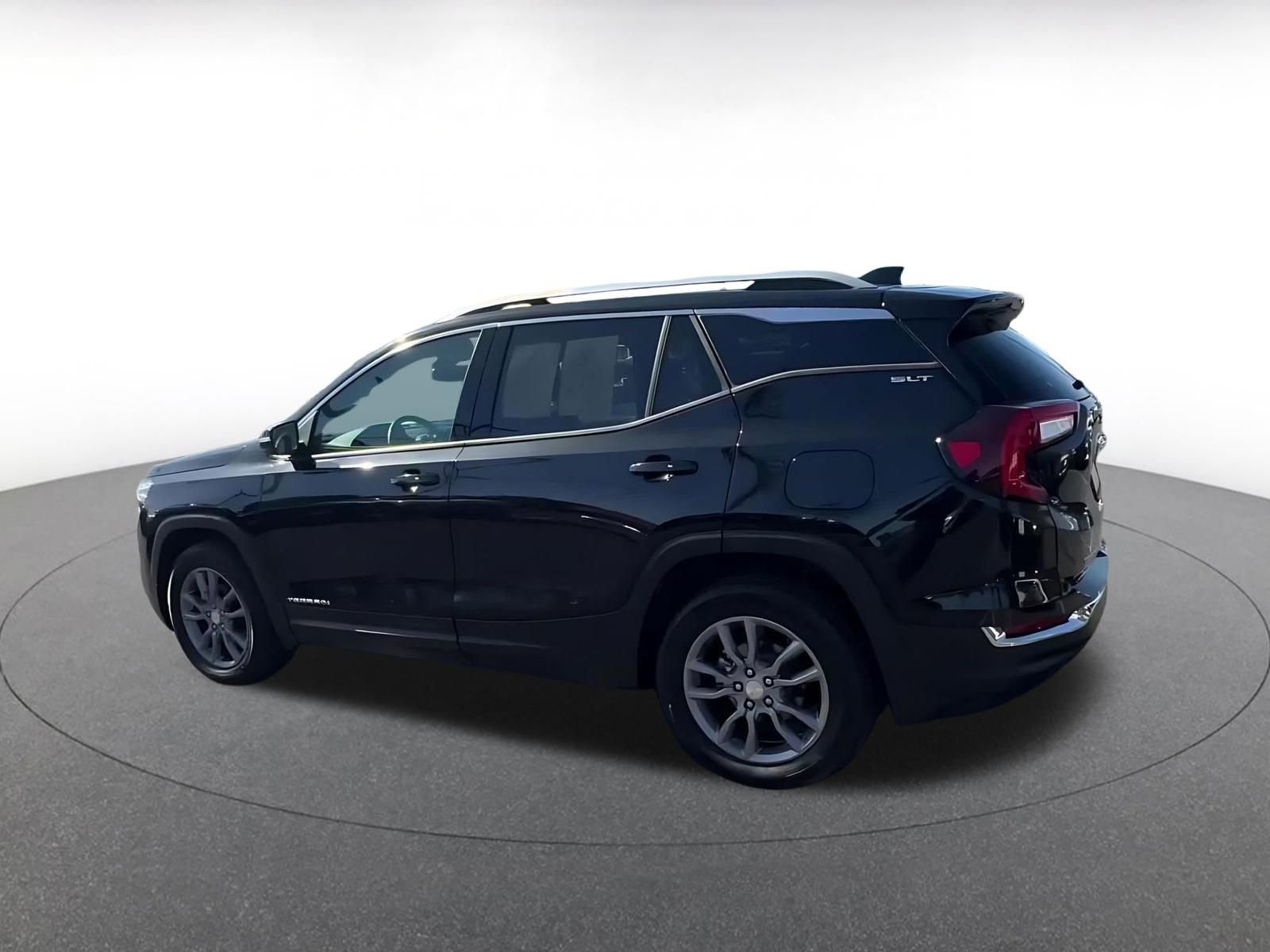 Used 2024 GMC Terrain SLT AWD/4WD image 10