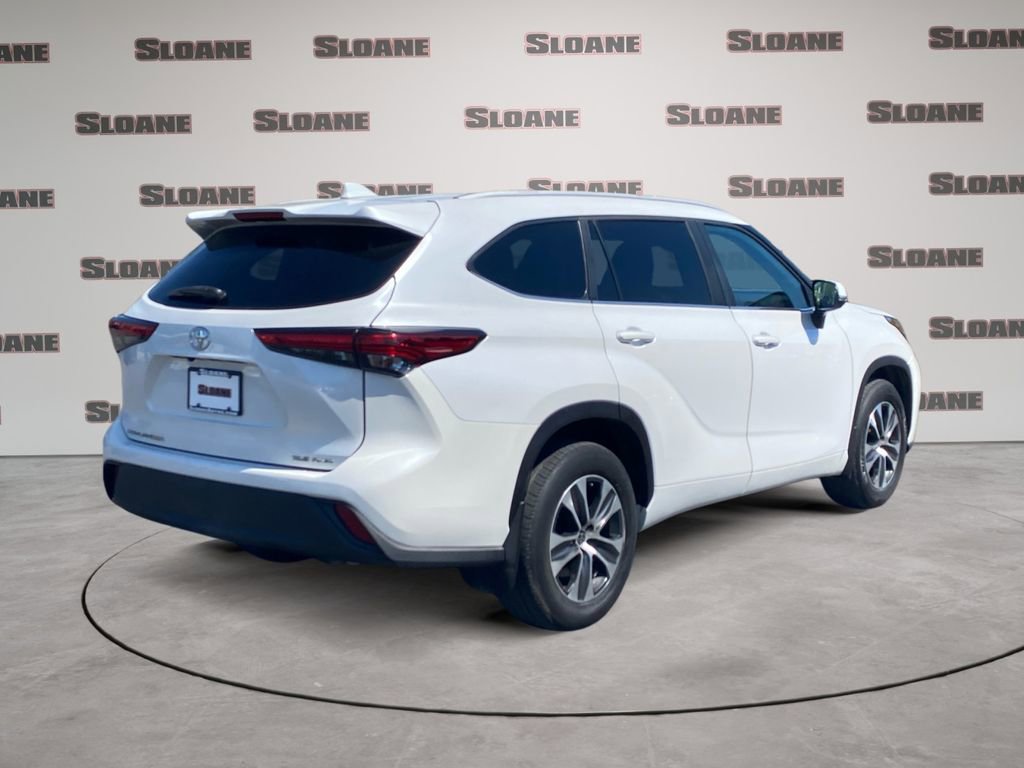 Used 2023 Toyota Highlander XLE AWD/4WD image 5