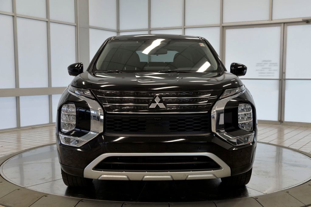 Used 2024 Mitsubishi Outlander SE image 3