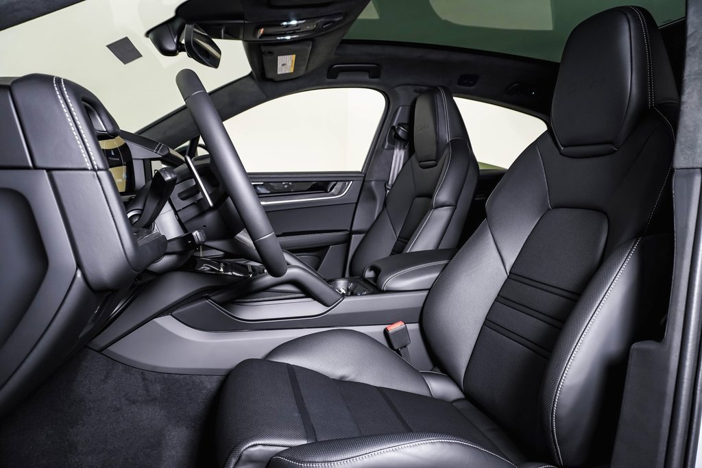New 2025 Porsche Cayenne Turbo image 5