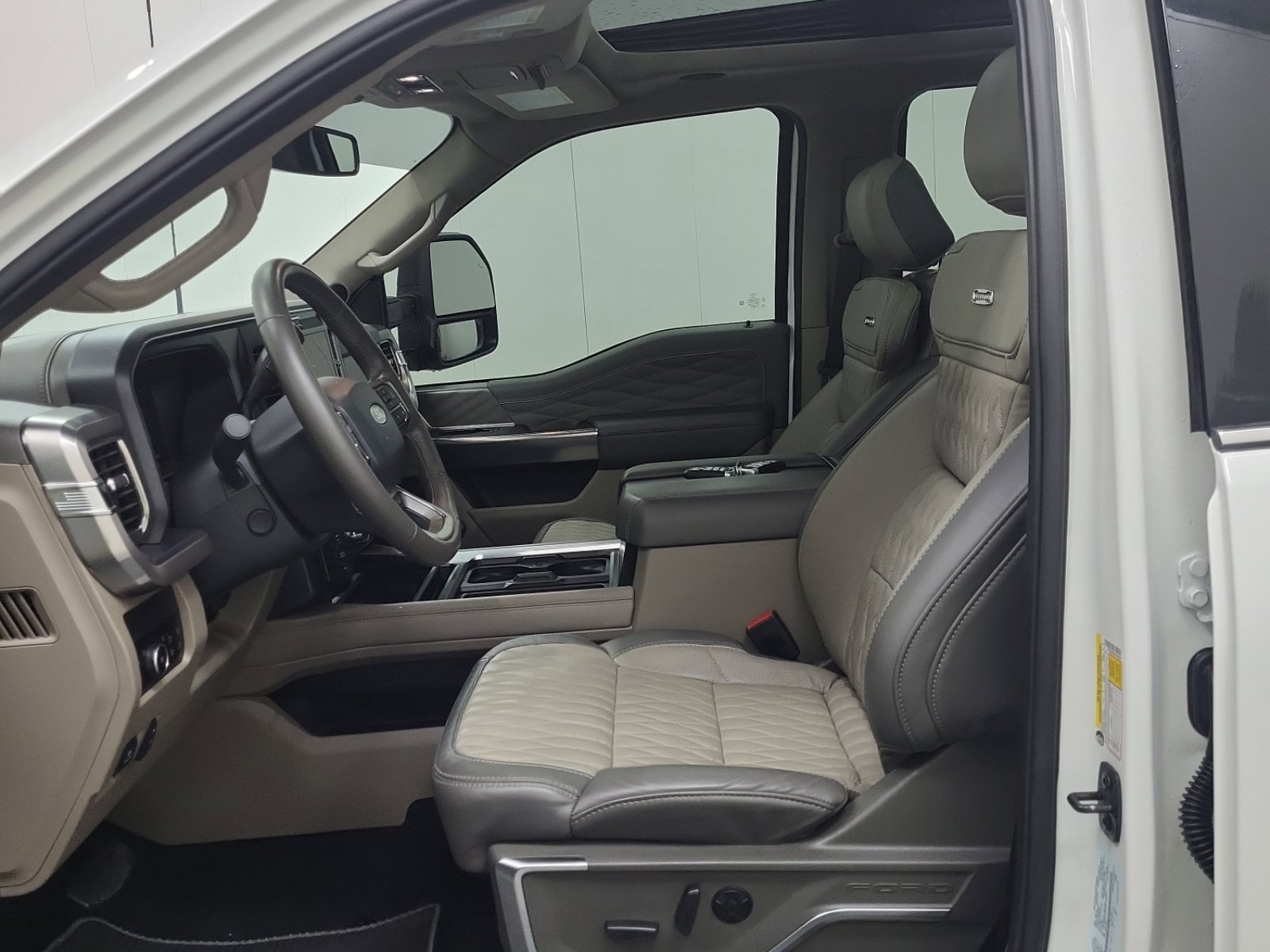 Used 2025 Ford F450 Platinum w/ Platinum Plus Package AWD/4WD image 10