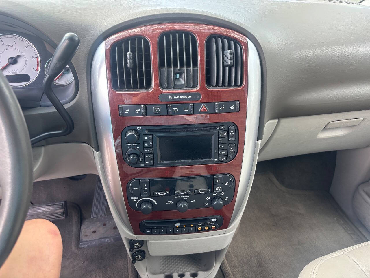 Used 2005 Chrysler Town & Country Limited w/ Trailer Tow Group FWD image 17