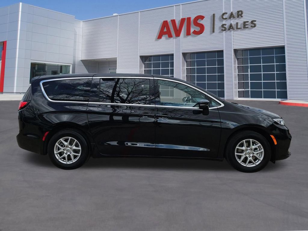 Used 2025 Chrysler Pacifica Select image 7
