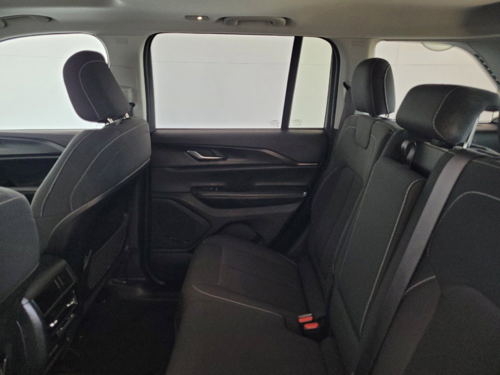 Used 2023 Jeep Grand Cherokee Laredo AWD/4WD image 18