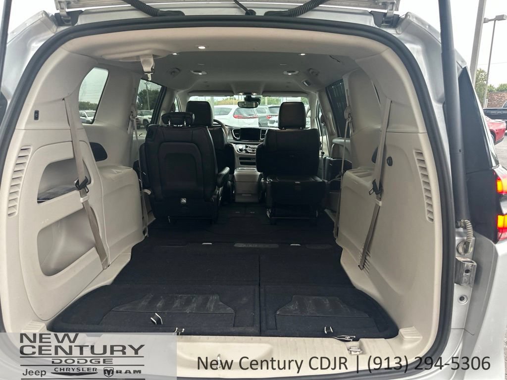 Used 2024 Chrysler Pacifica Touring-L FWD image 7