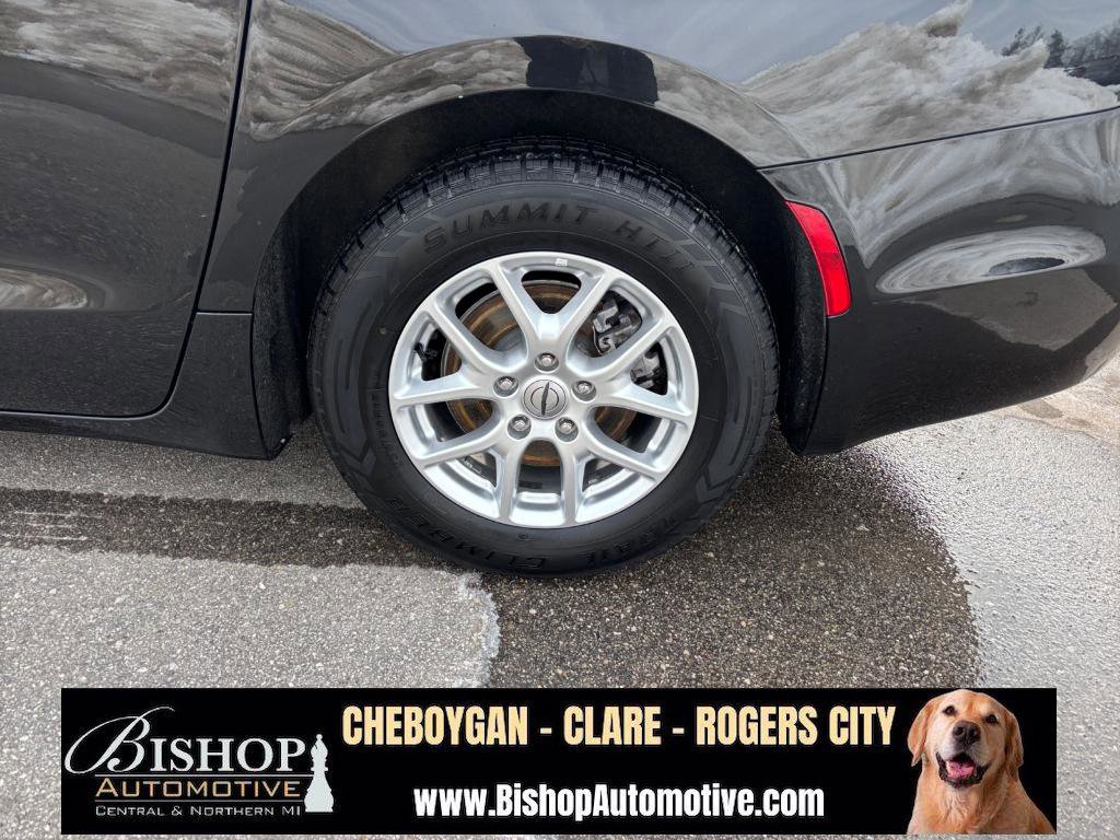 Used 2023 Chrysler Pacifica Touring-L image 25