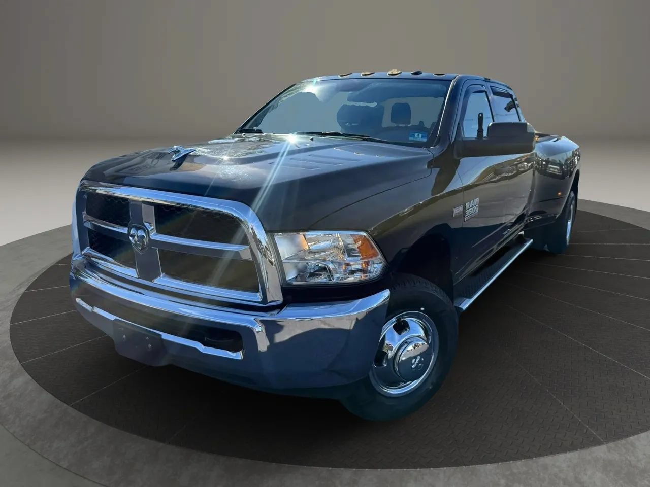 Used 2018 RAM 3500 Tradesman w/ Chrome Appearance Group AWD/4WD image 2