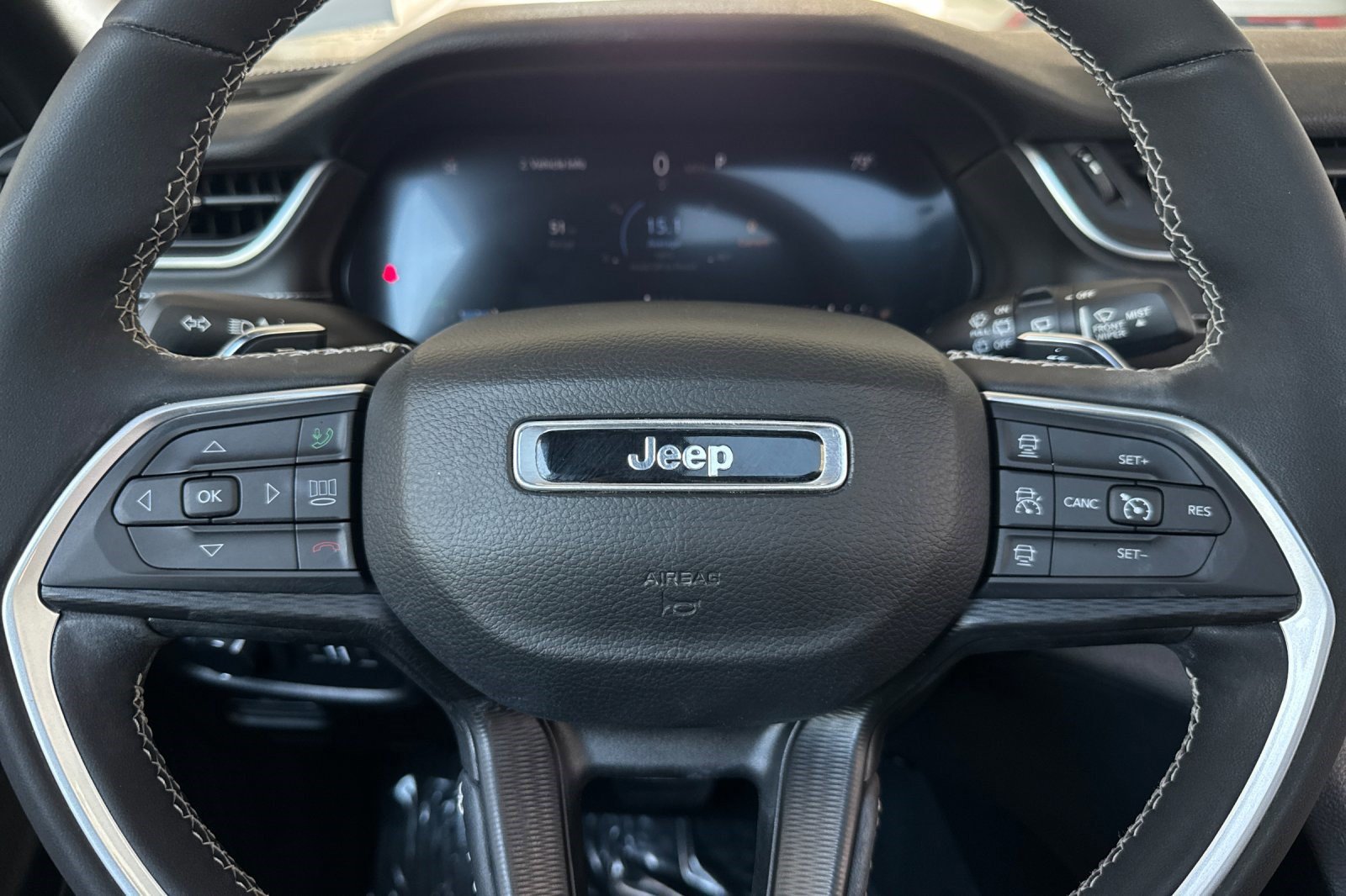 Used 2023 Jeep Grand Cherokee Altitude AWD/4WD image 15