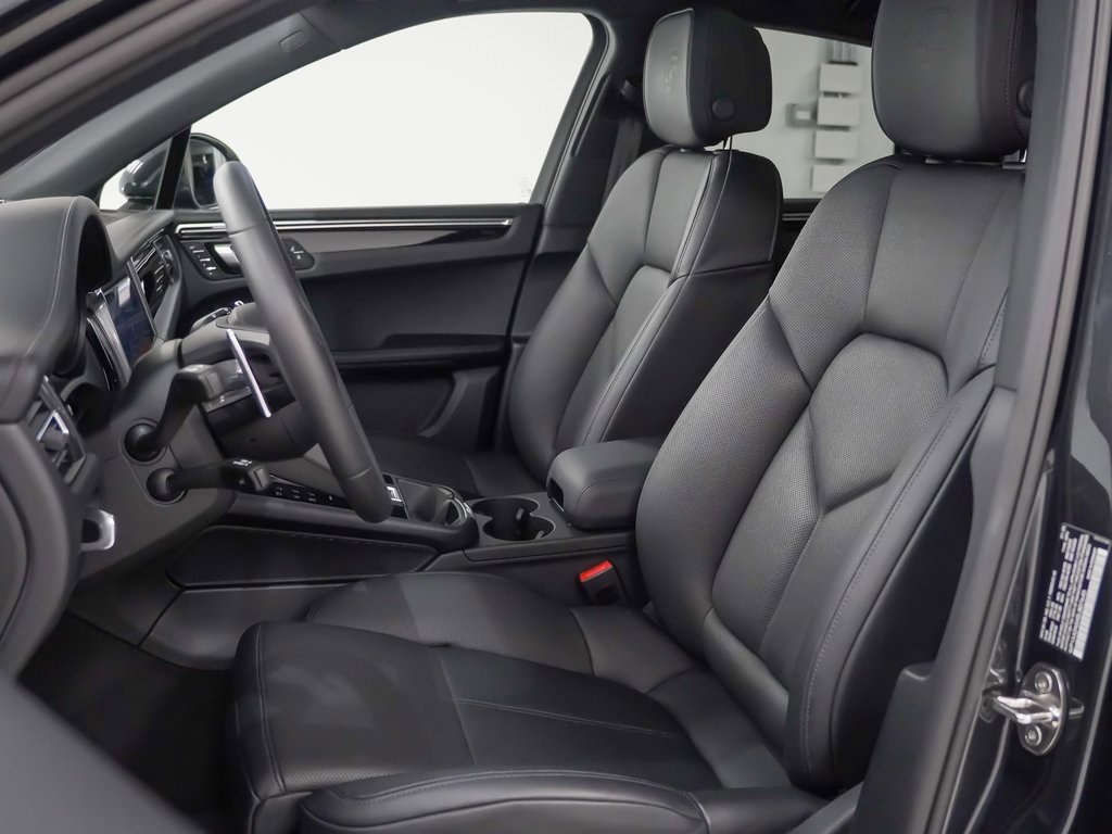 Certified 2025 Porsche Macan image 5