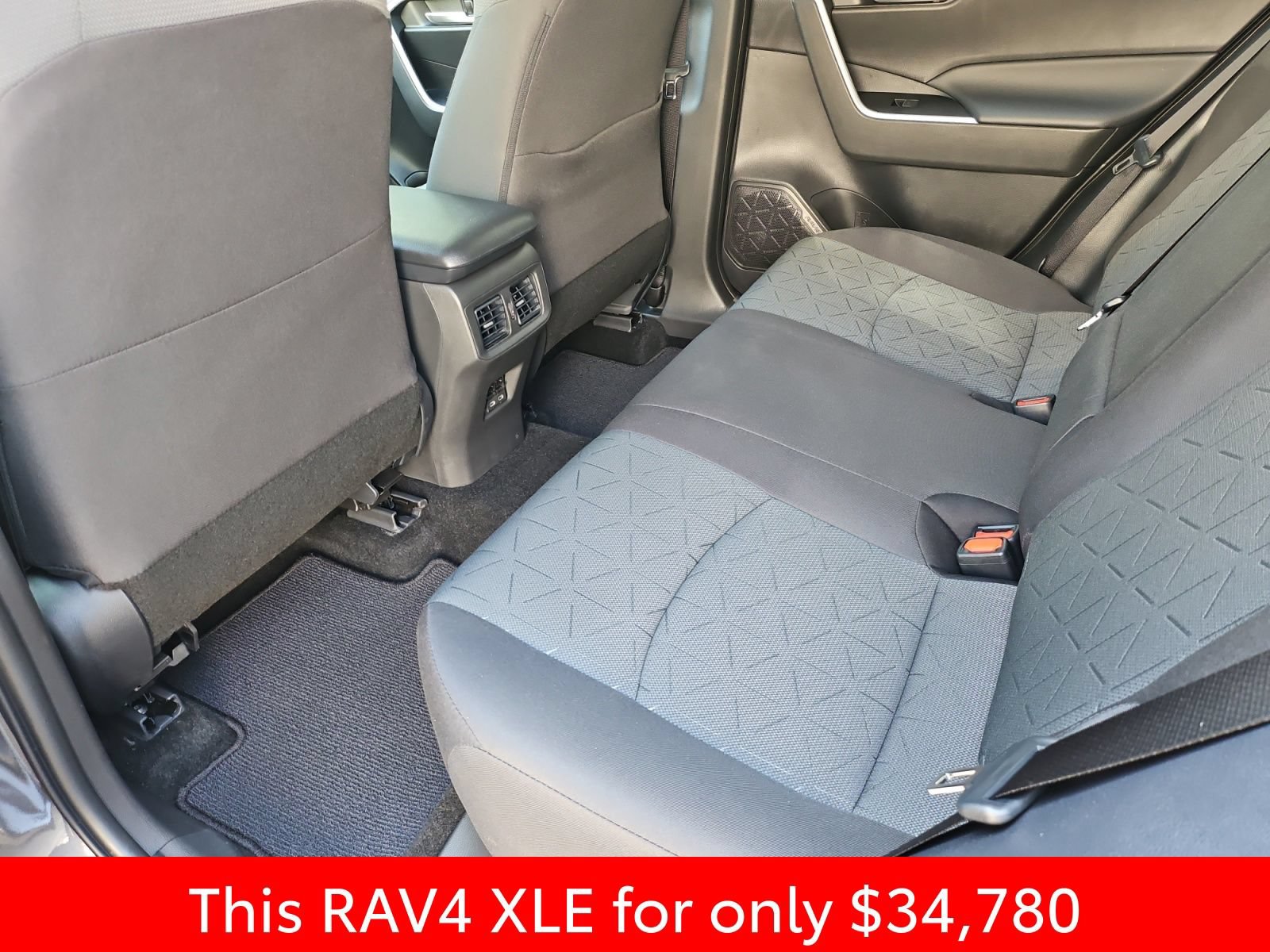 Used 2025 Toyota RAV4 XLE FWD image 33