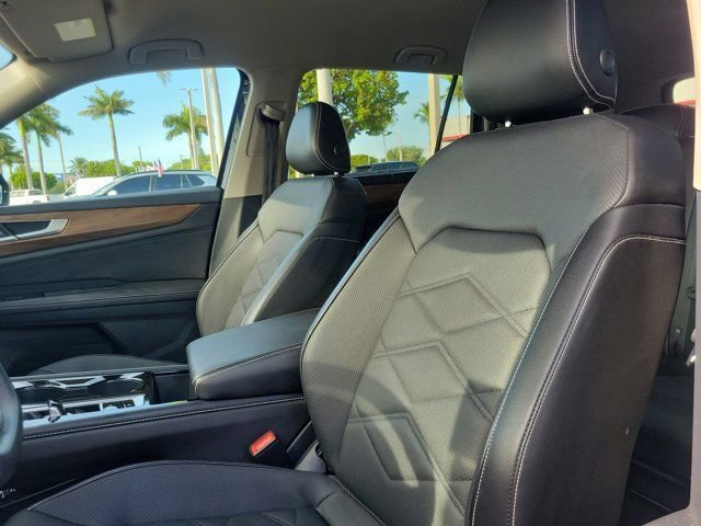 Used 2025 Volkswagen Atlas SE FWD image 13
