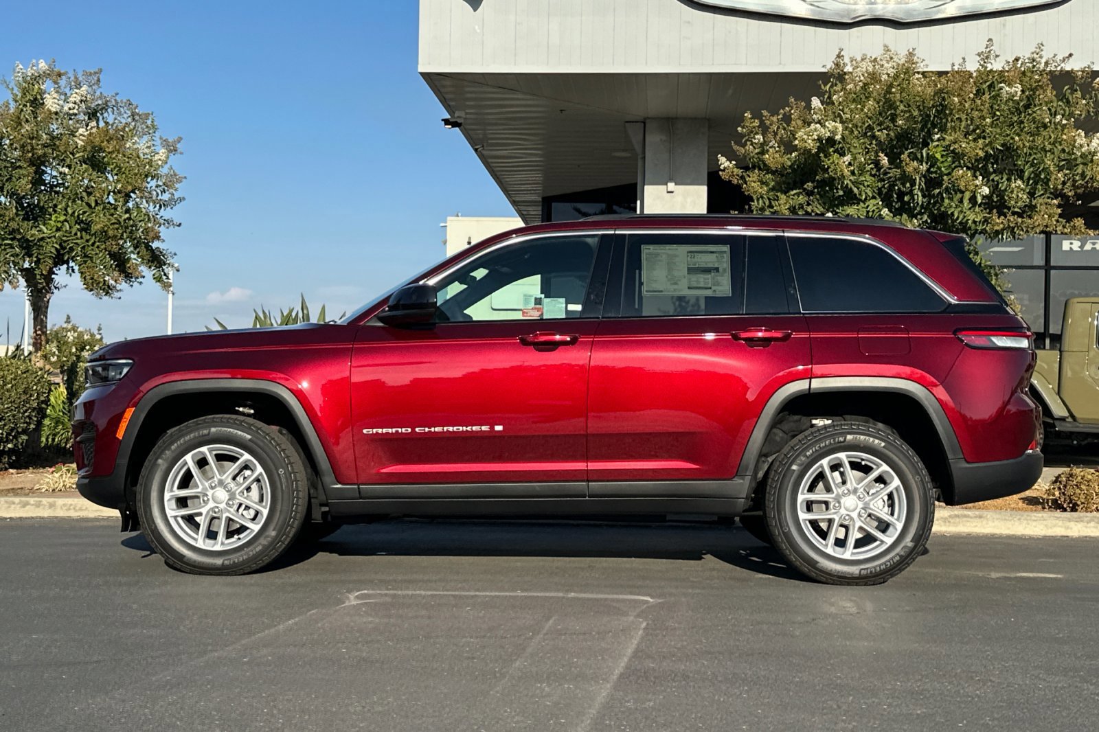 New 2025 Jeep Grand Cherokee Laredo X w/ Luxury Tech Group I image 7