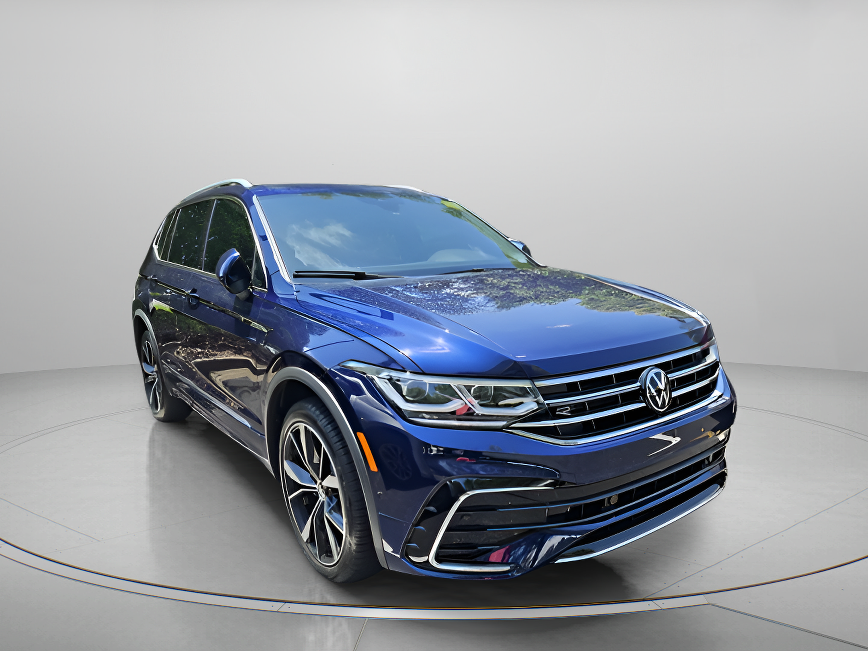 Used 2024 Volkswagen Tiguan SEL R-Line AWD/4WD image 3