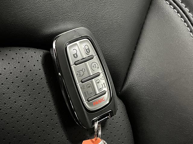 New 2026 Chrysler Pacifica Select w/ S Appearance Package image 26
