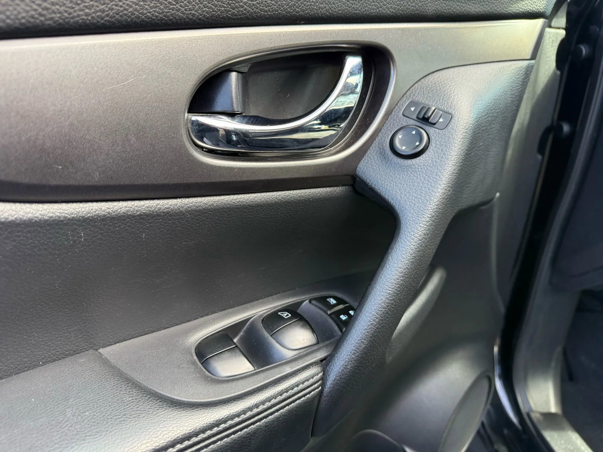 Used 2016 Nissan Rogue SV image 21