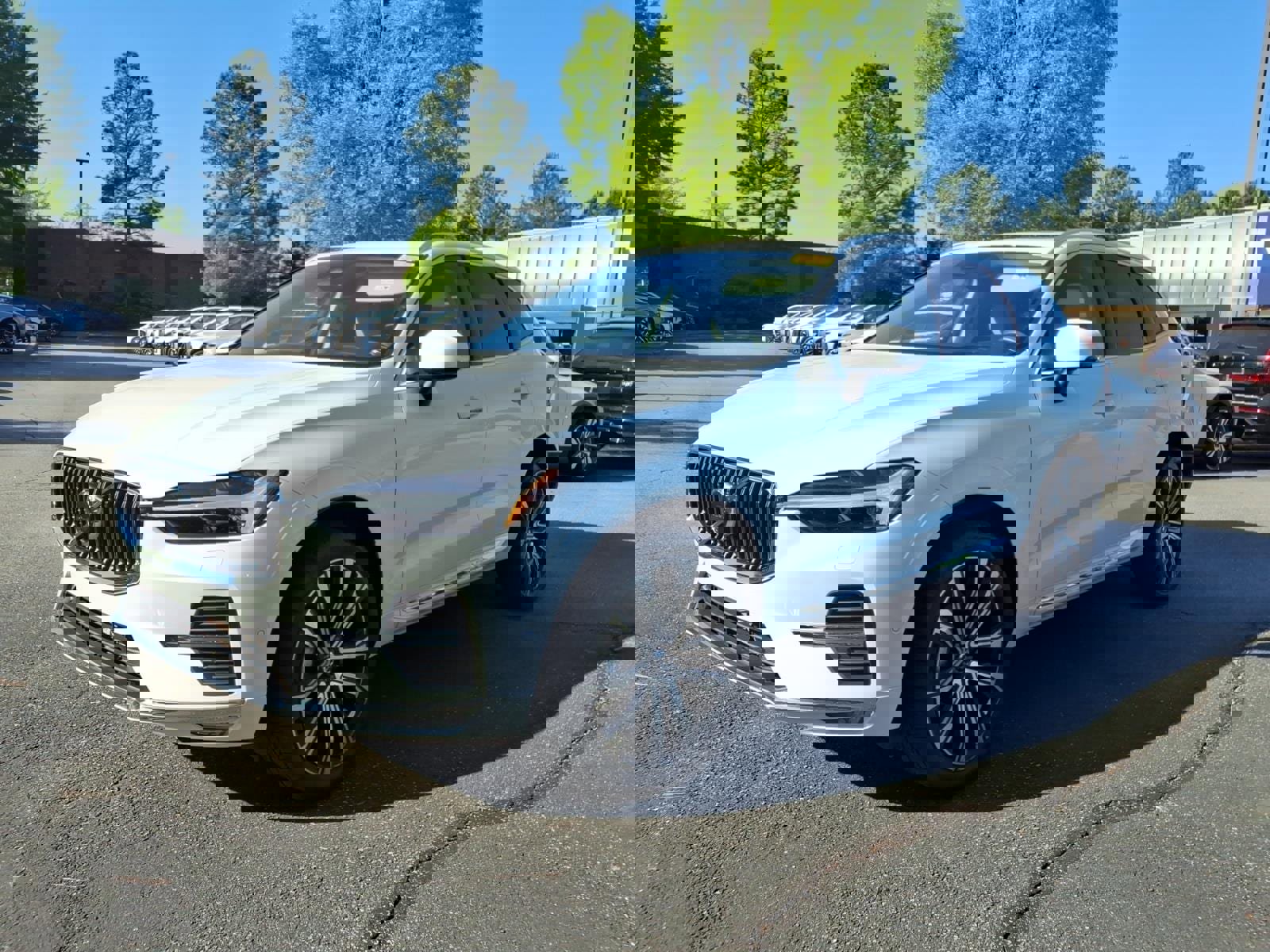 Used 2023 Volvo XC60 B5 Ultimate w/ Climate Package FWD image 7