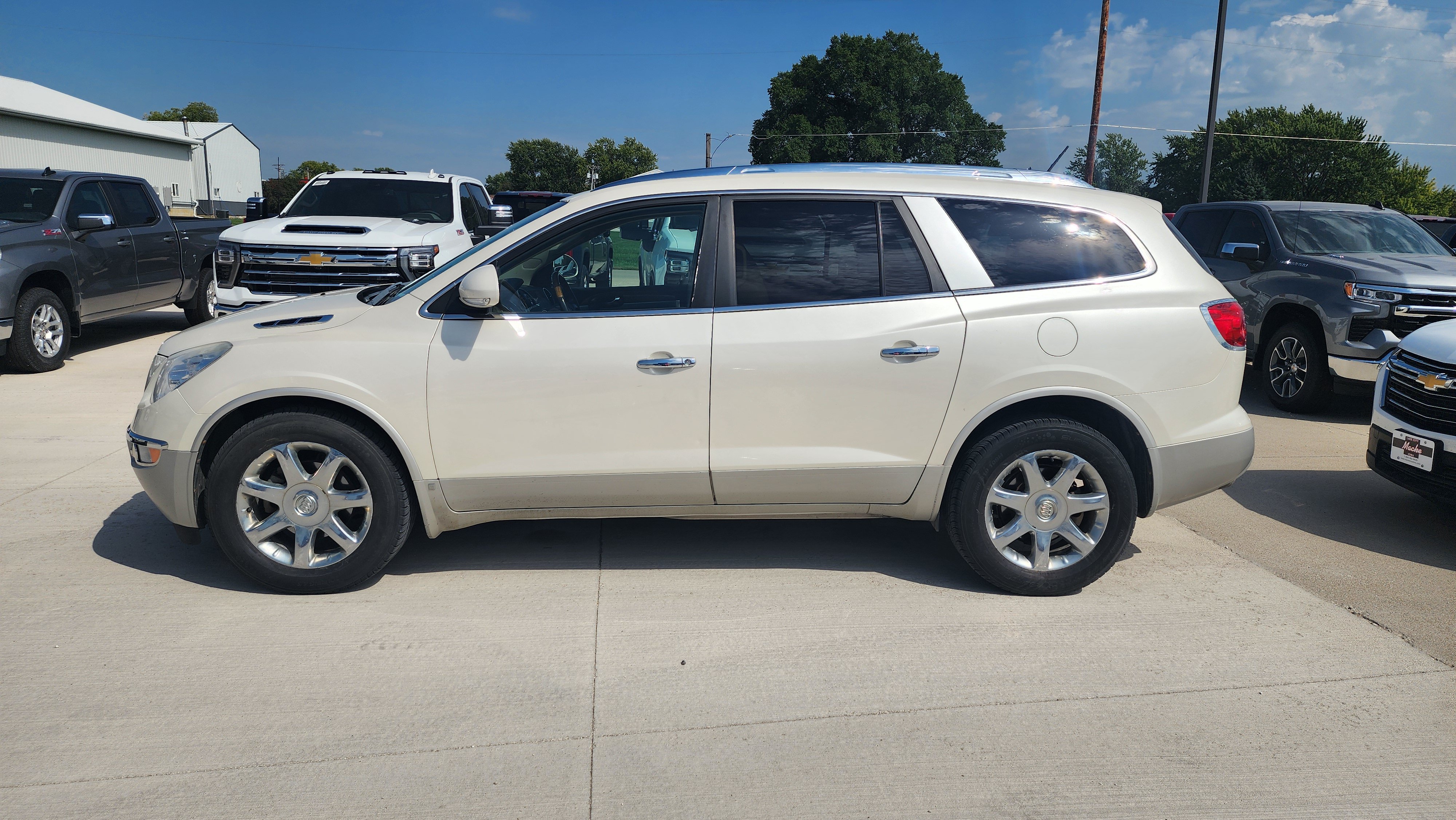 Used 2009 Buick Enclave CXL w/ Driver Confidence Package FWD image 2