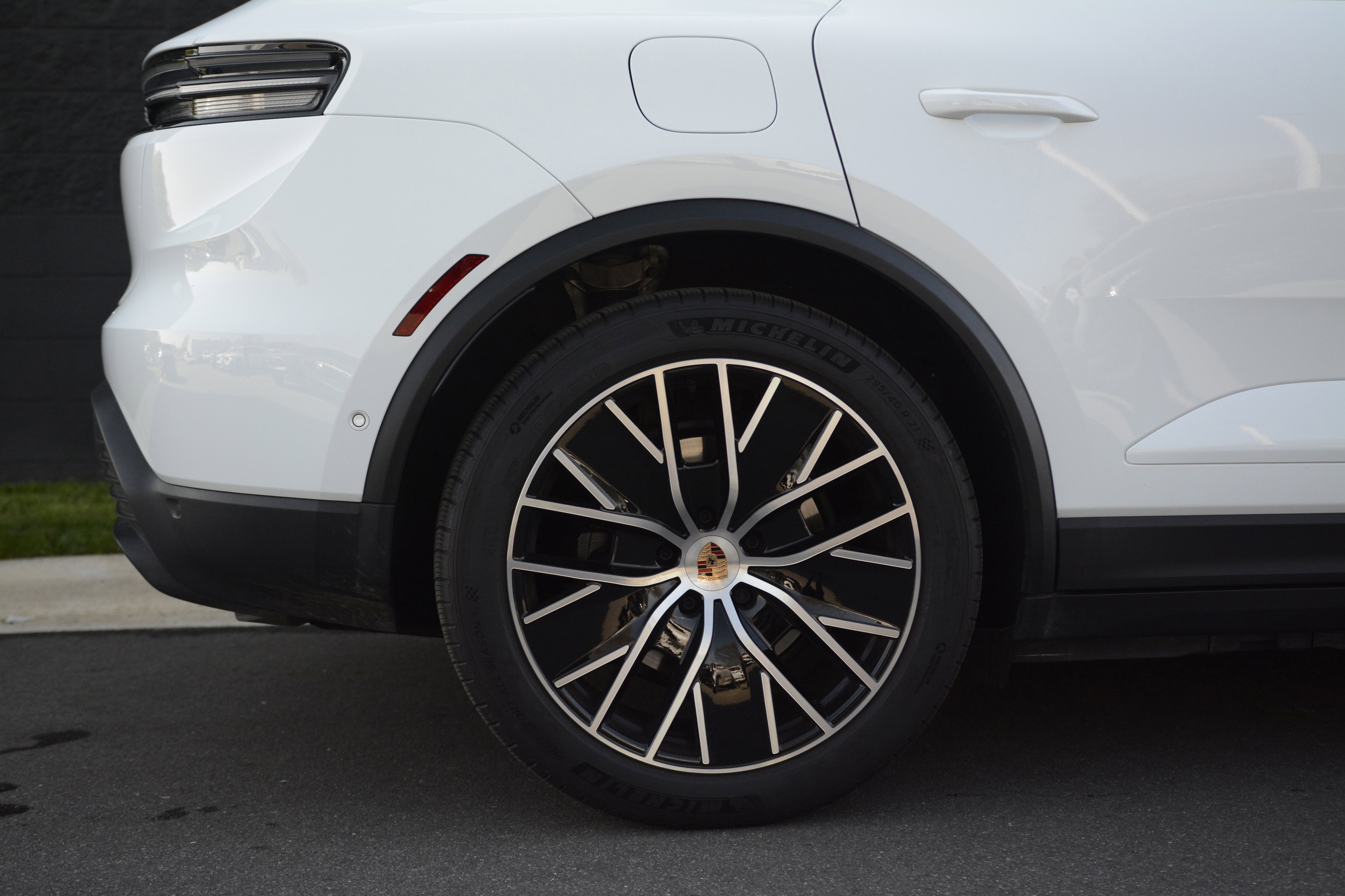 Certified 2025 Porsche Macan Electric image 42