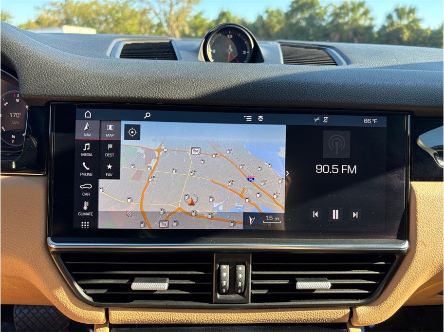 Used 2019 Porsche Cayenne w/ Premium Package AWD/4WD image 33