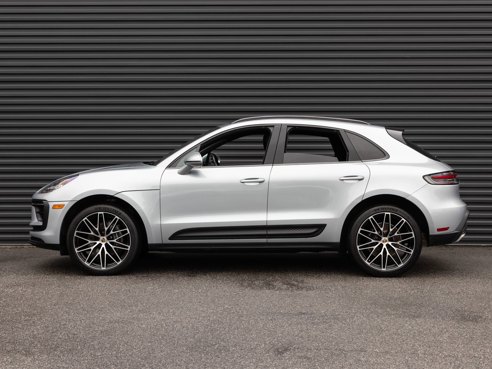 Certified 2025 Porsche Macan AWD/4WD image 2
