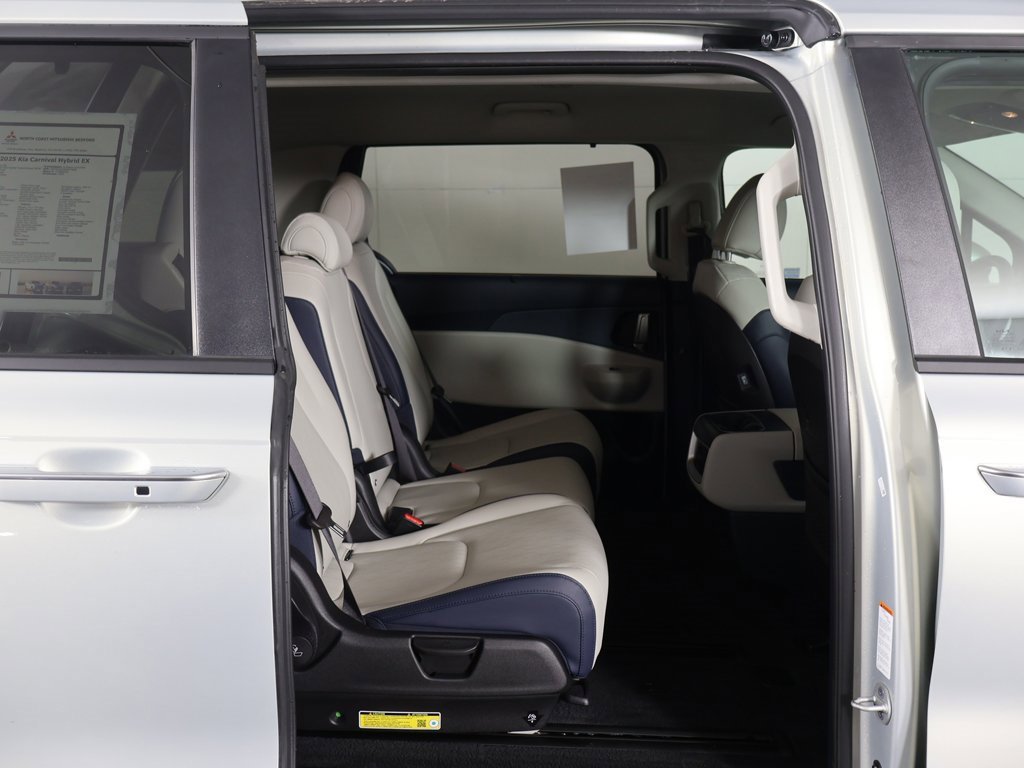 Used 2025 Kia Carnival EX image 32