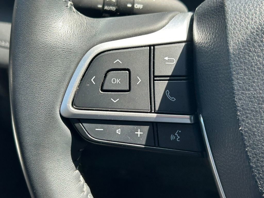 Used 2023 Toyota Highlander XLE image 38