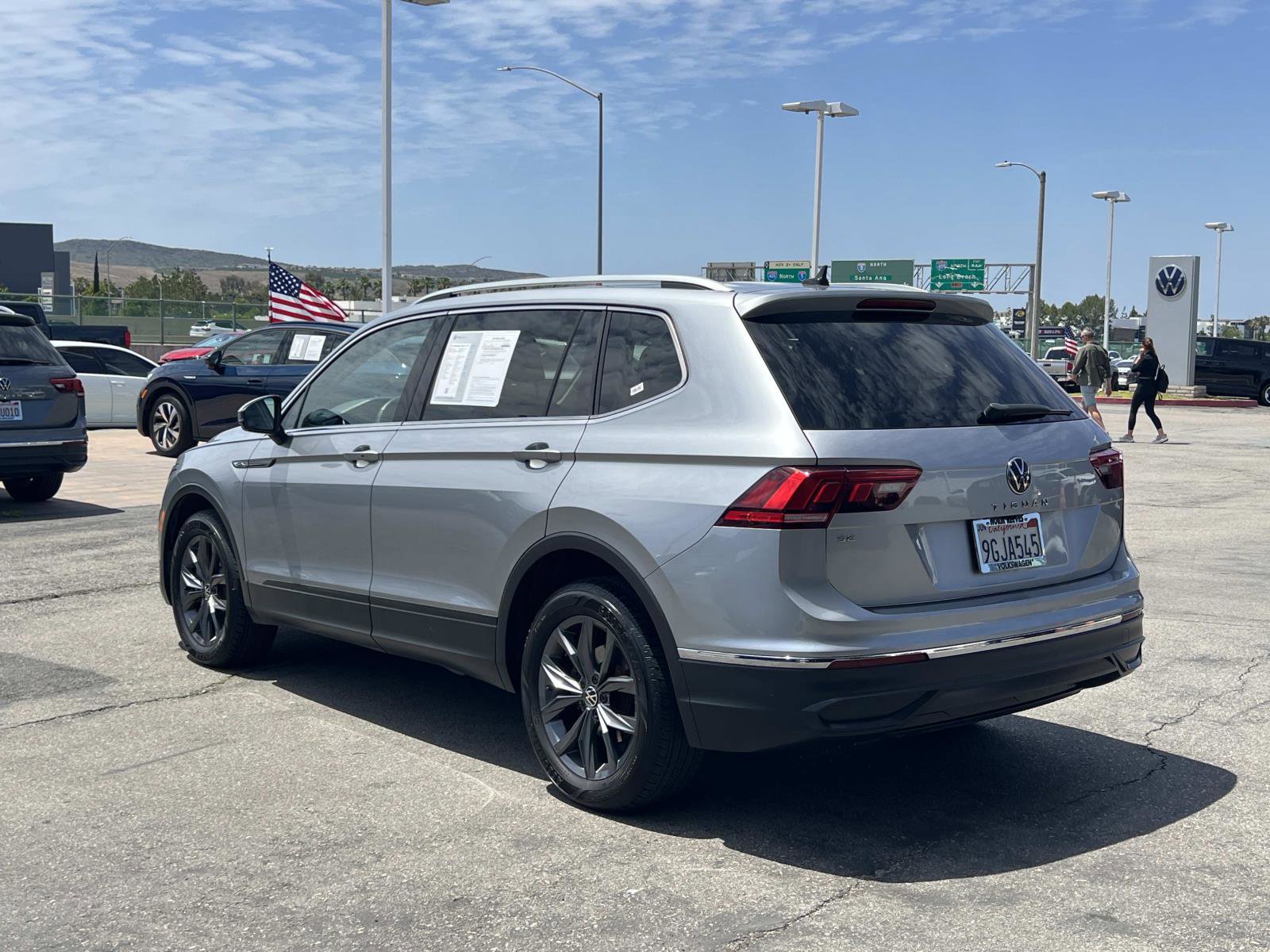 Certified 2023 Volkswagen Tiguan SE w/ Panoramic Sunroof Package FWD image 3
