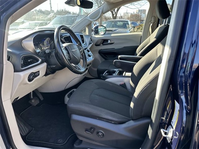Certified 2020 Chrysler Pacifica Touring w/ Advanced Safetytec Group image 17