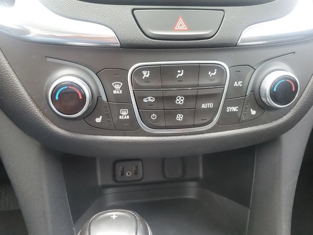 Used 2018 Chevrolet Equinox LT w/ Sun & Infotainment Package AWD/4WD image 14