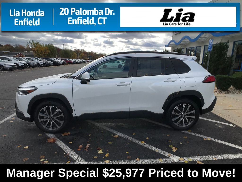 Used 2022 Toyota Corolla Cross XLE image 6