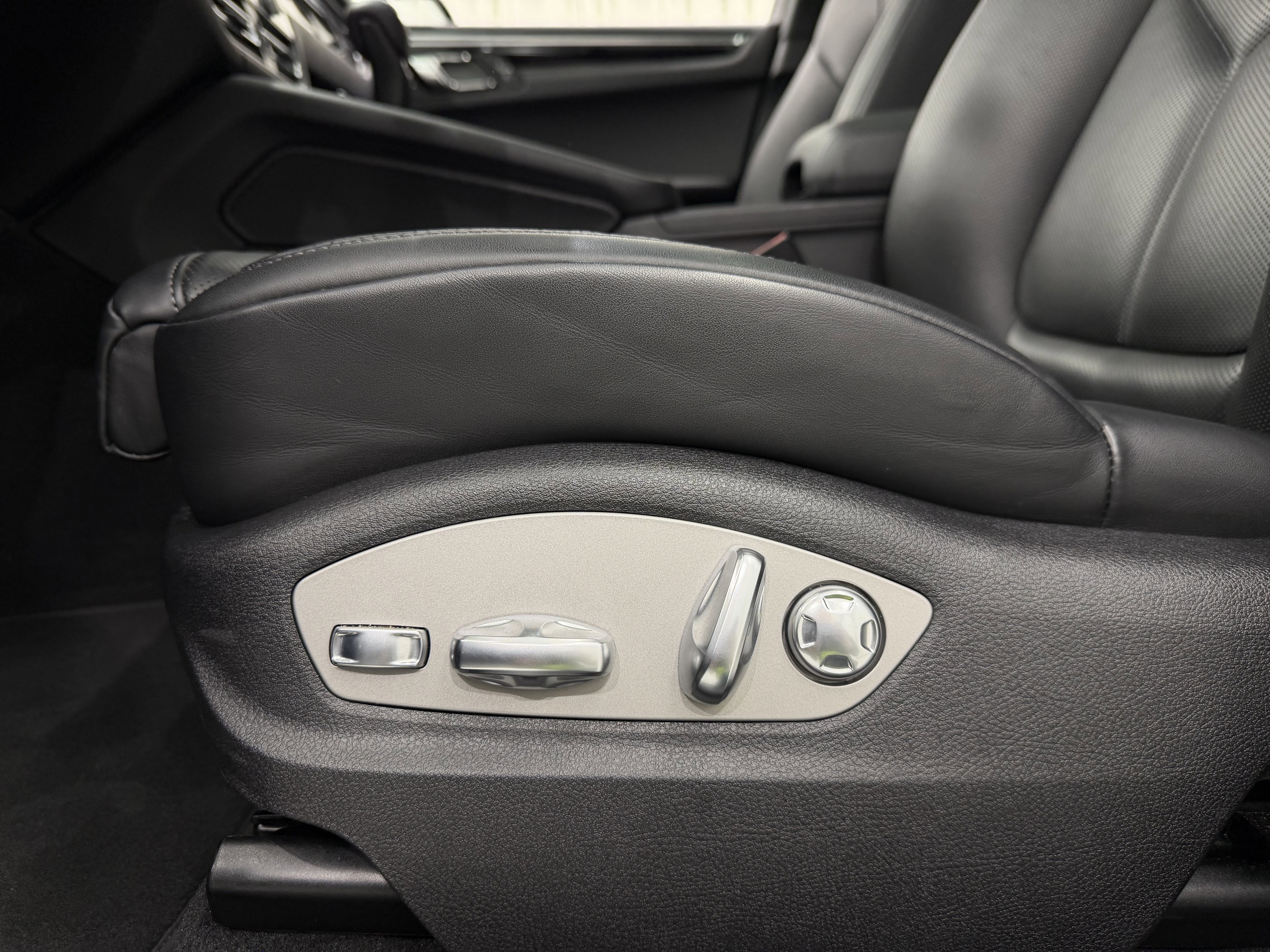 Certified 2025 Porsche Macan image 33