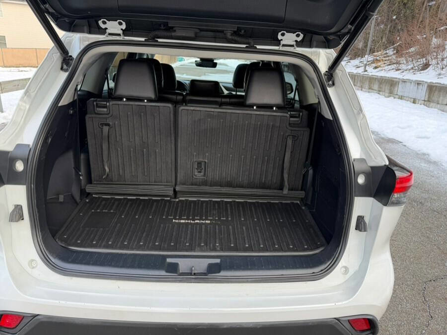 Used 2022 Toyota Highlander XLE image 17
