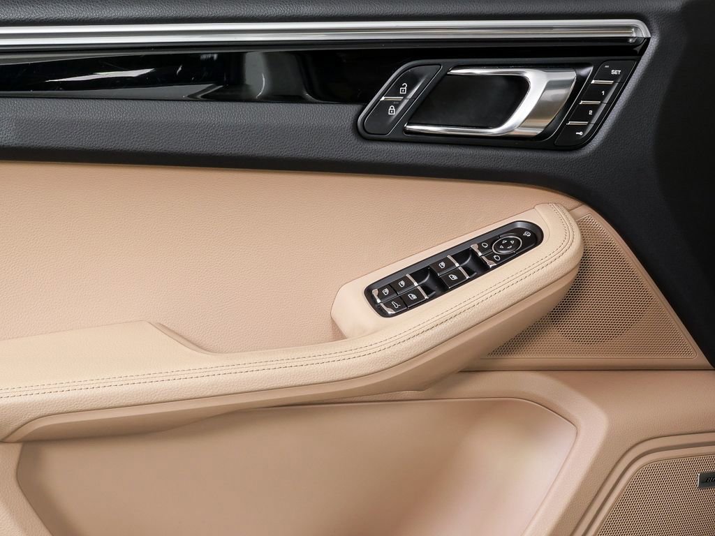 Certified 2022 Porsche Macan S AWD/4WD image 6