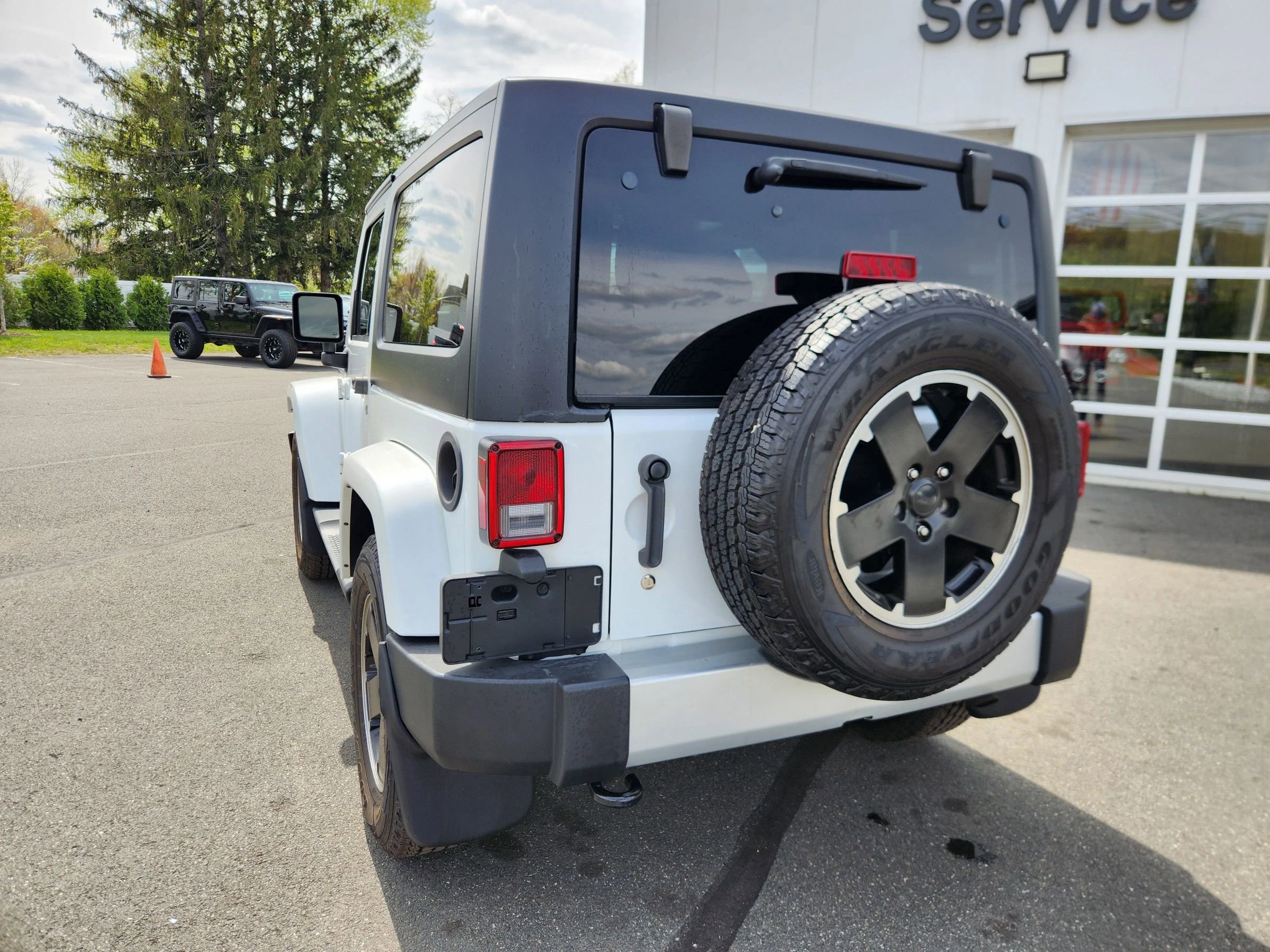 Used 2015 Jeep Wrangler Sahara w/ Dual Top Group AWD/4WD image 12