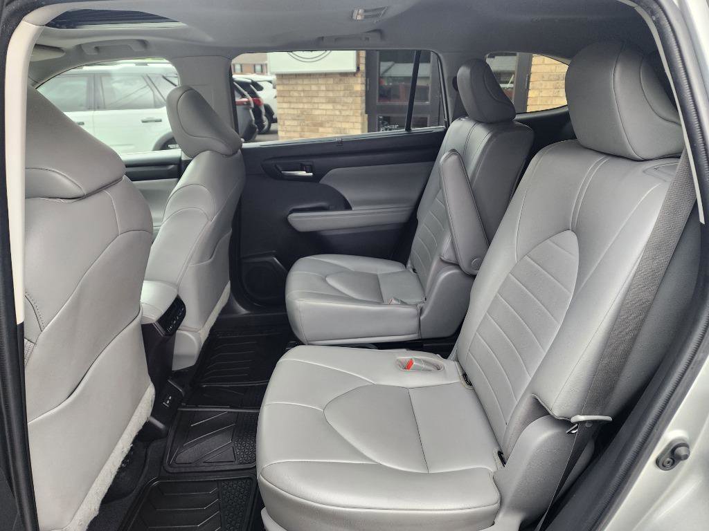 Used 2022 Toyota Highlander XLE AWD/4WD image 9