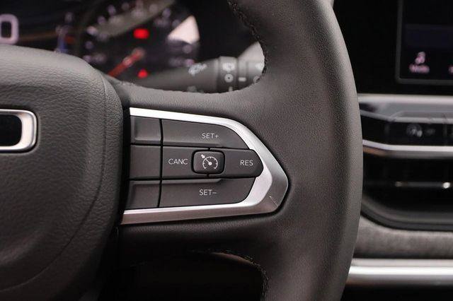 Used 2025 Jeep Compass Latitude w/ Sun & Sound Group AWD/4WD image 13