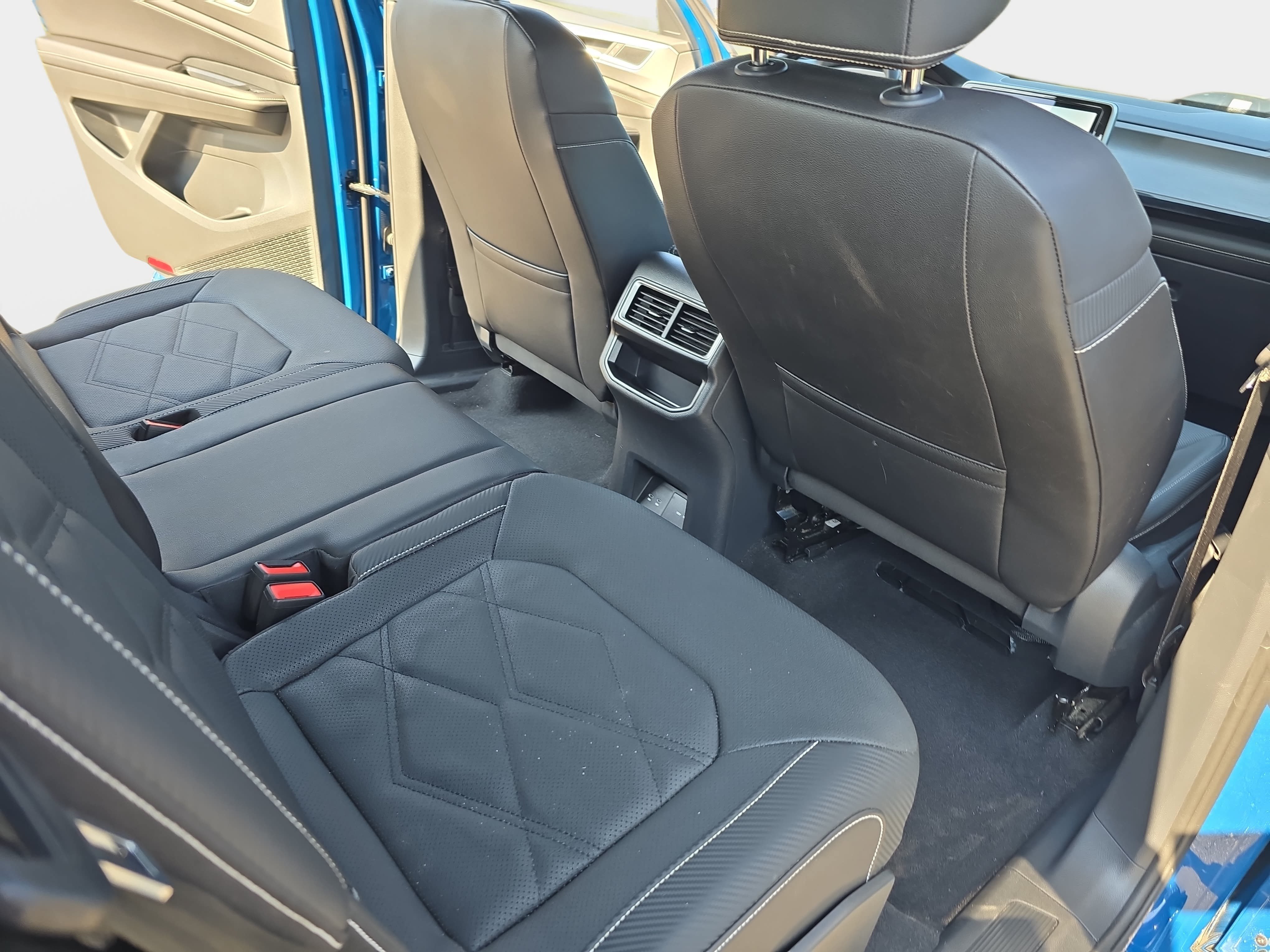 Used 2026 Volkswagen Atlas Cross Sport SE w/ Panoramic Sunroof Package FWD image 11