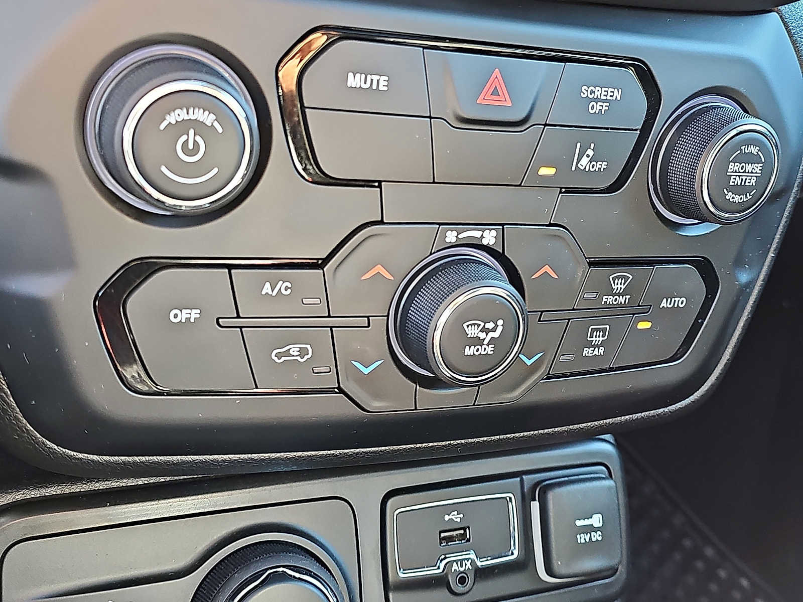 Used 2023 Jeep Renegade Latitude w/ Sun/Sound Group AWD/4WD image 16