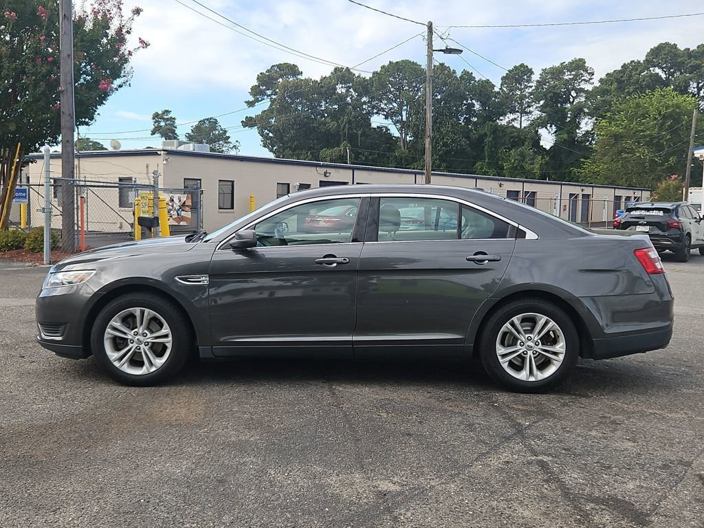Used 2017 Ford Taurus SE image 4