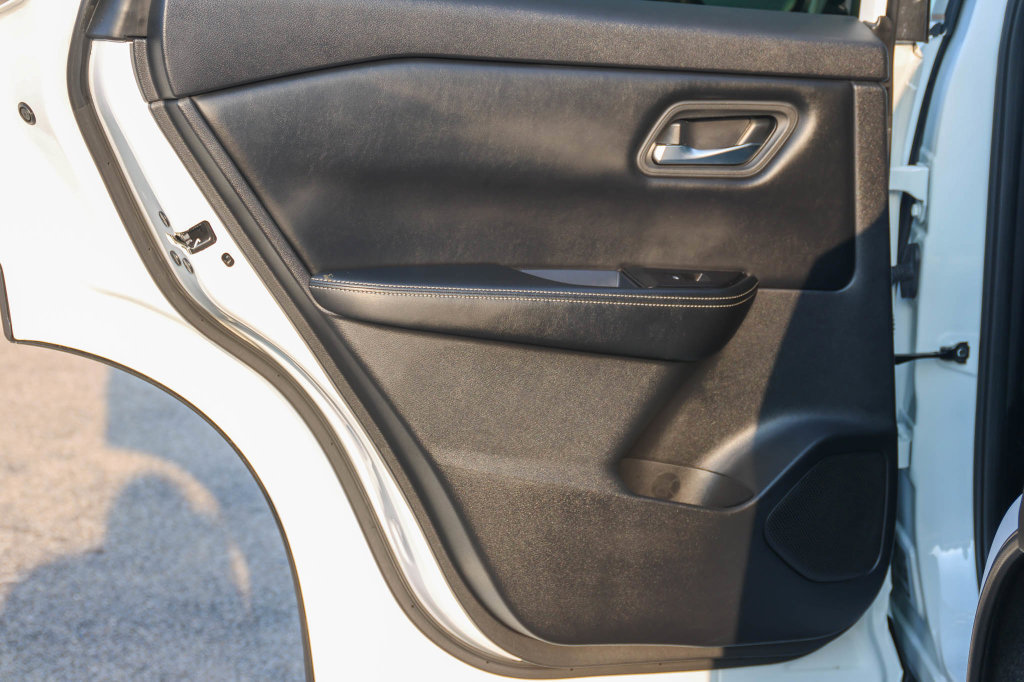 Used 2025 Nissan Rogue SV FWD image 12